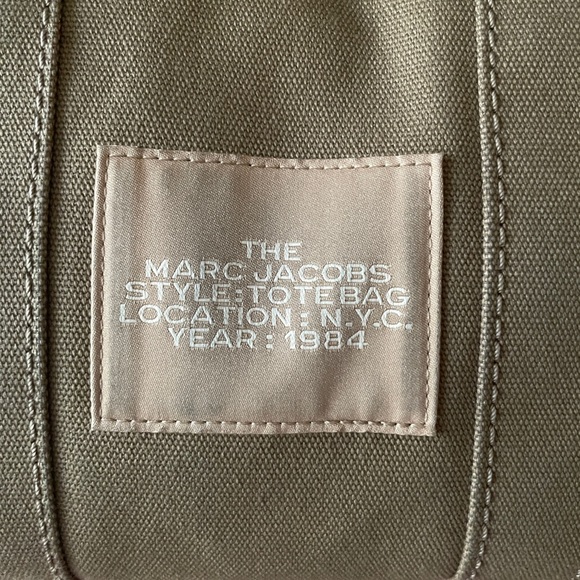 🎉🎉🥳 SOLD DO NOT BUY 🥳🎉🎉 Marc Jacobs Tote - Picture 3 of 10